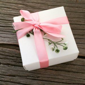 FREE GIFT W/ ANY PURCHASE